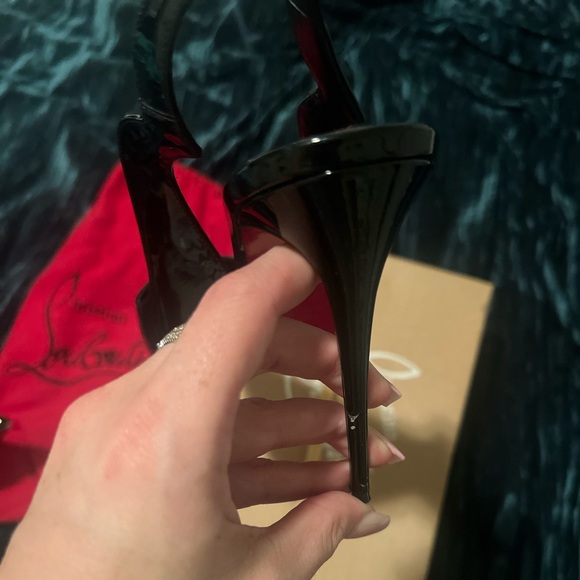 Christian Louboutin along back heels - Picture 2 of 8
